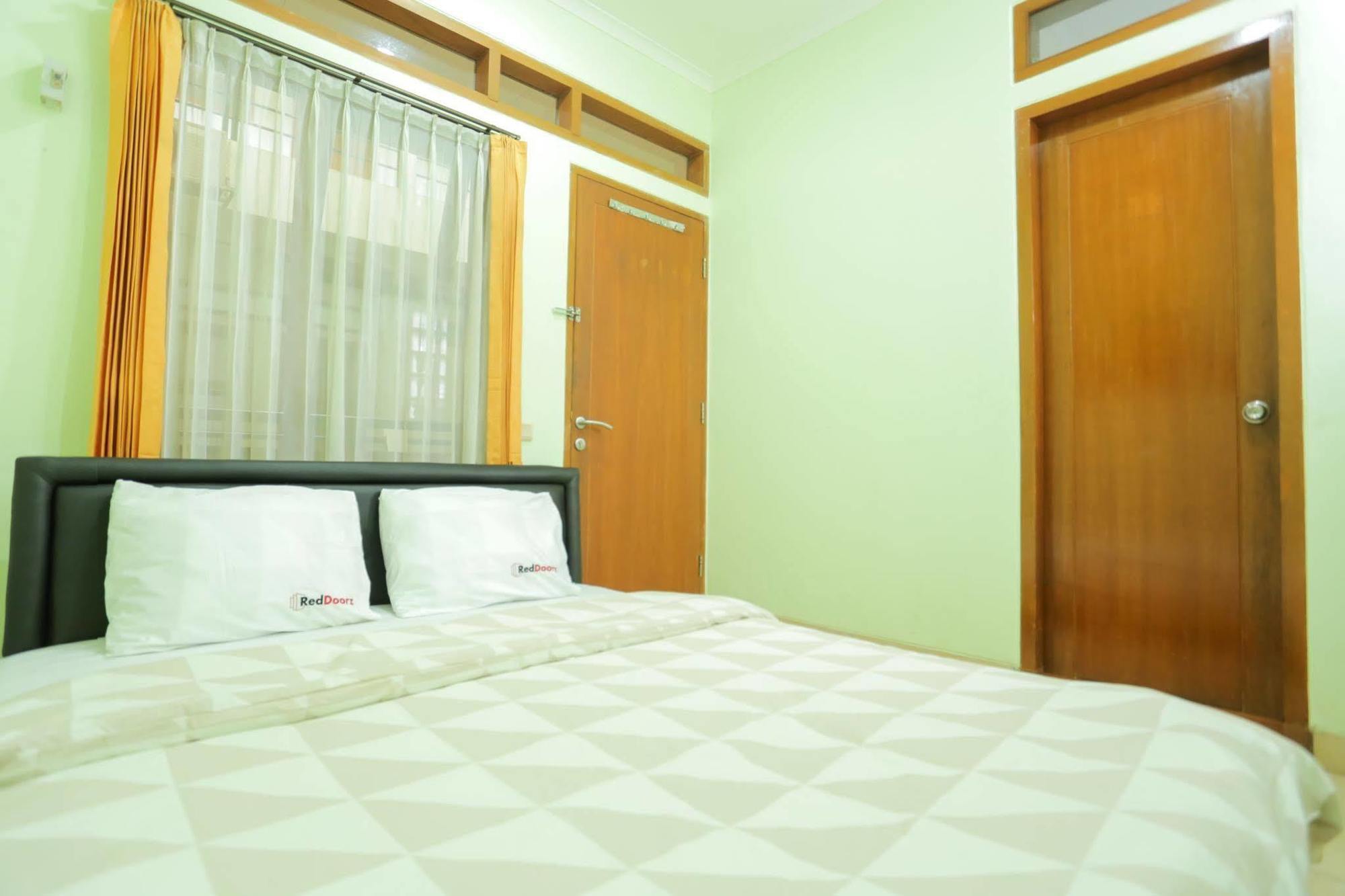 Wisma tamu Reddoorz Near Sukajadi 3*